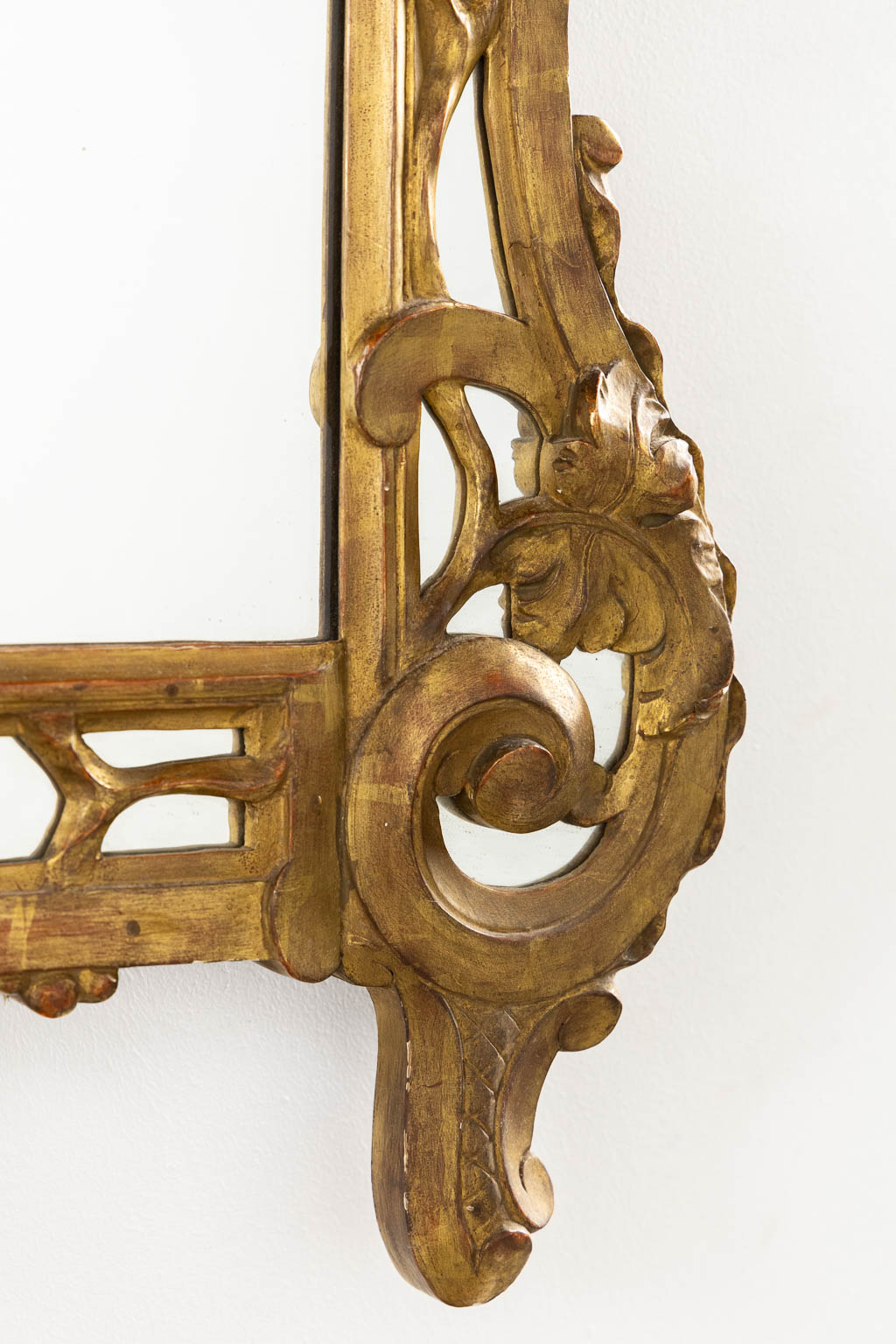 Een antieke houtgesculpteerde spiegel, Frankrijk, 20ste eeuw. (W:74 x H:130 cm)