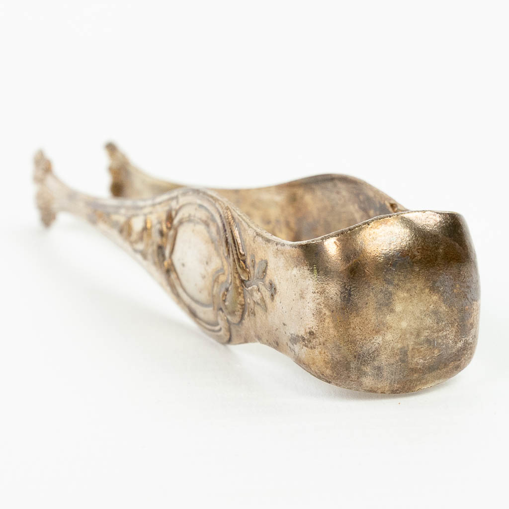 An art nouveau sugar bowl and sugar tong made of gold-plated metal, in the original box. (H:6,5cm)