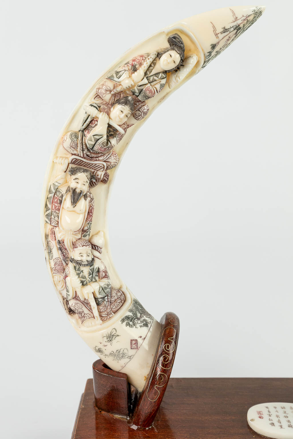 Een collectie van 2 gesculpteerde hoorns of been, gemonteerd in houten staander. (H:19cm)