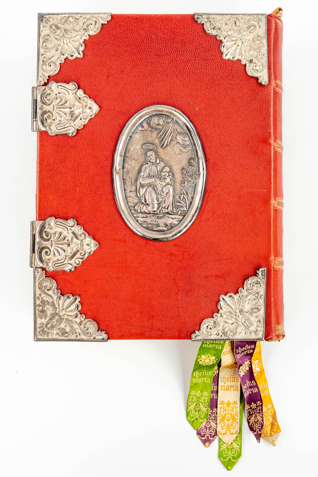 Een Missale Romanum afgewerkt met verzilverde plaquettes van Madonna en Christus. "Edito Juxta Tipicam Vaticanam" 
