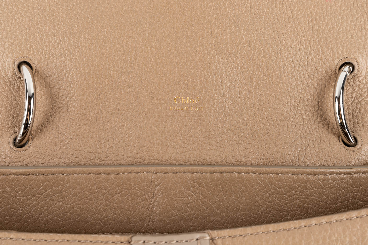 Chloé, a handbag made of brown leather. (W:38 x H:32 cm)