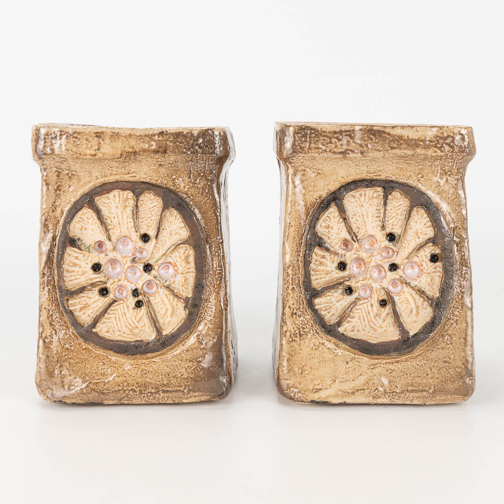 Elisabeth VANDEWEGHE (XX-XXI) a pair of vases made of glazed ceramics and marked Perignem. 