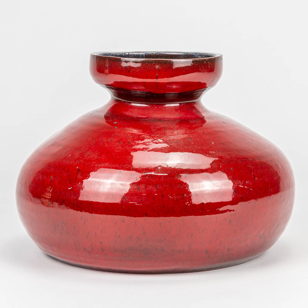 Léon GOOSSENS (XX) A vase made of red glazed ceramics. 