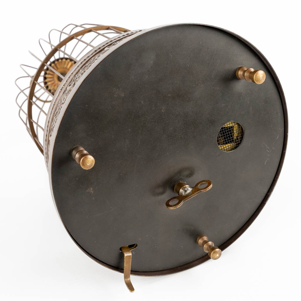 Een mechanische vogelkooi, automaat met muziekdoos. (H:28 x D:15,5 cm)