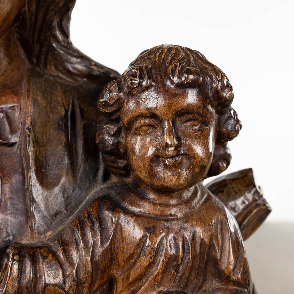 Een groot houtgesculpteerd beeld van een Madonna met kind. (D:28 x W:29 x H:95 cm)