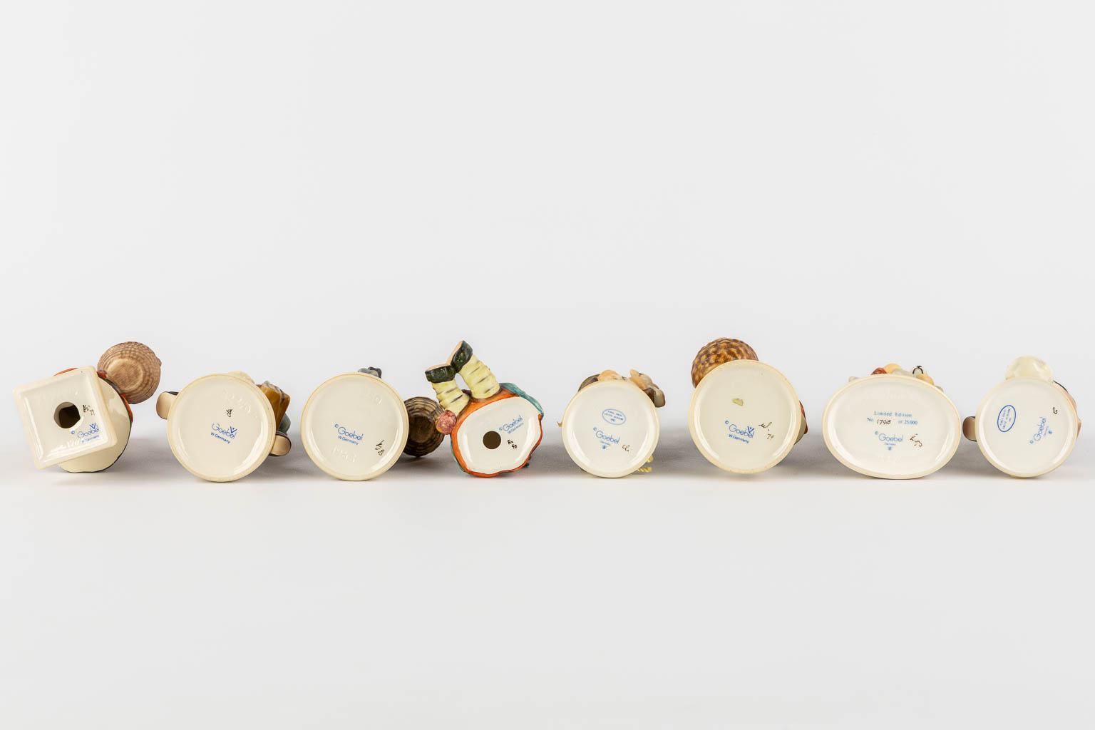 Hummel, 15 figurines, polychrome porcelain. (H:12,5 cm)