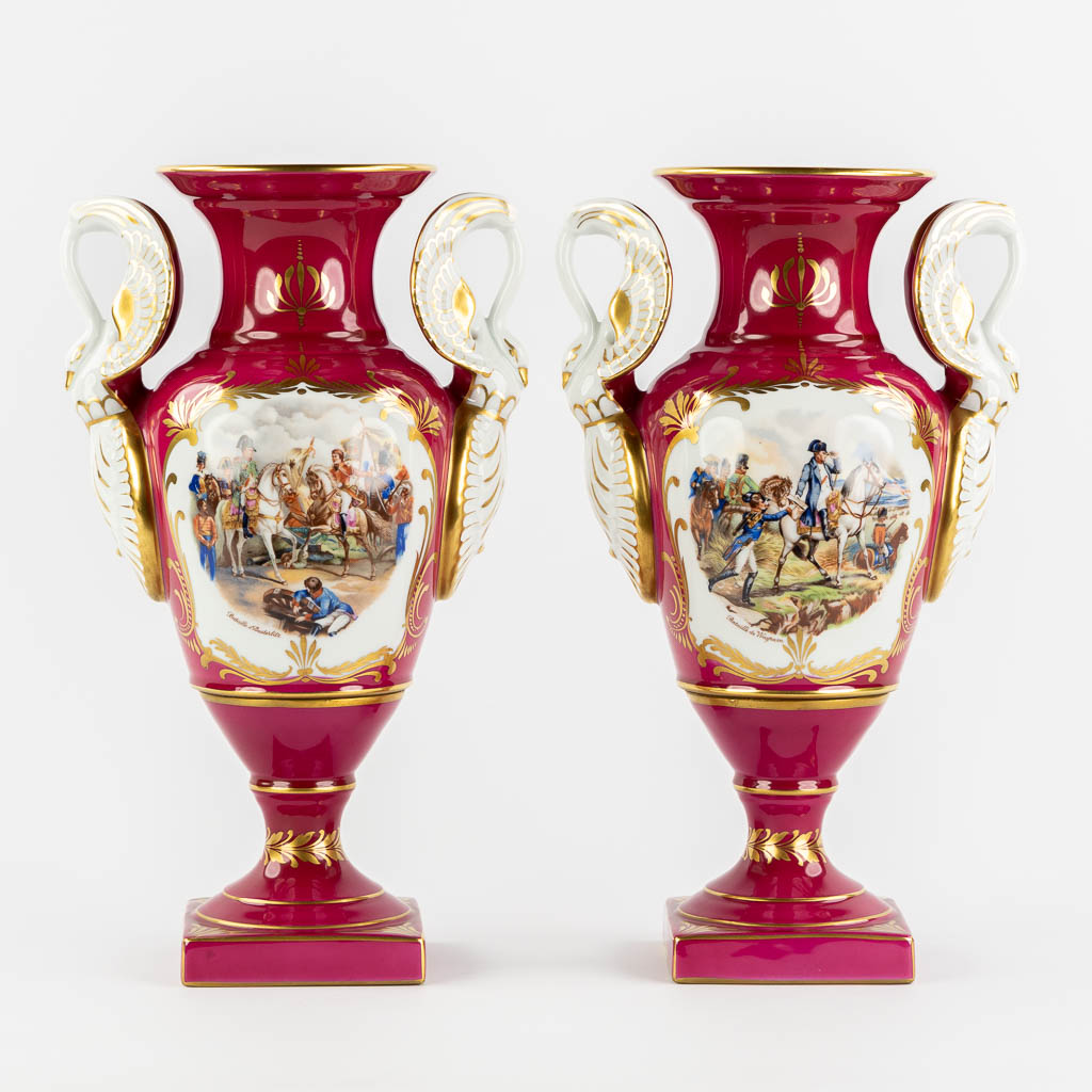 Porcelaine De Couleuvre, Een paar vazen met decor 'Napoleon', Empire stijl. (L:17 x W:25 x H:40 cm)