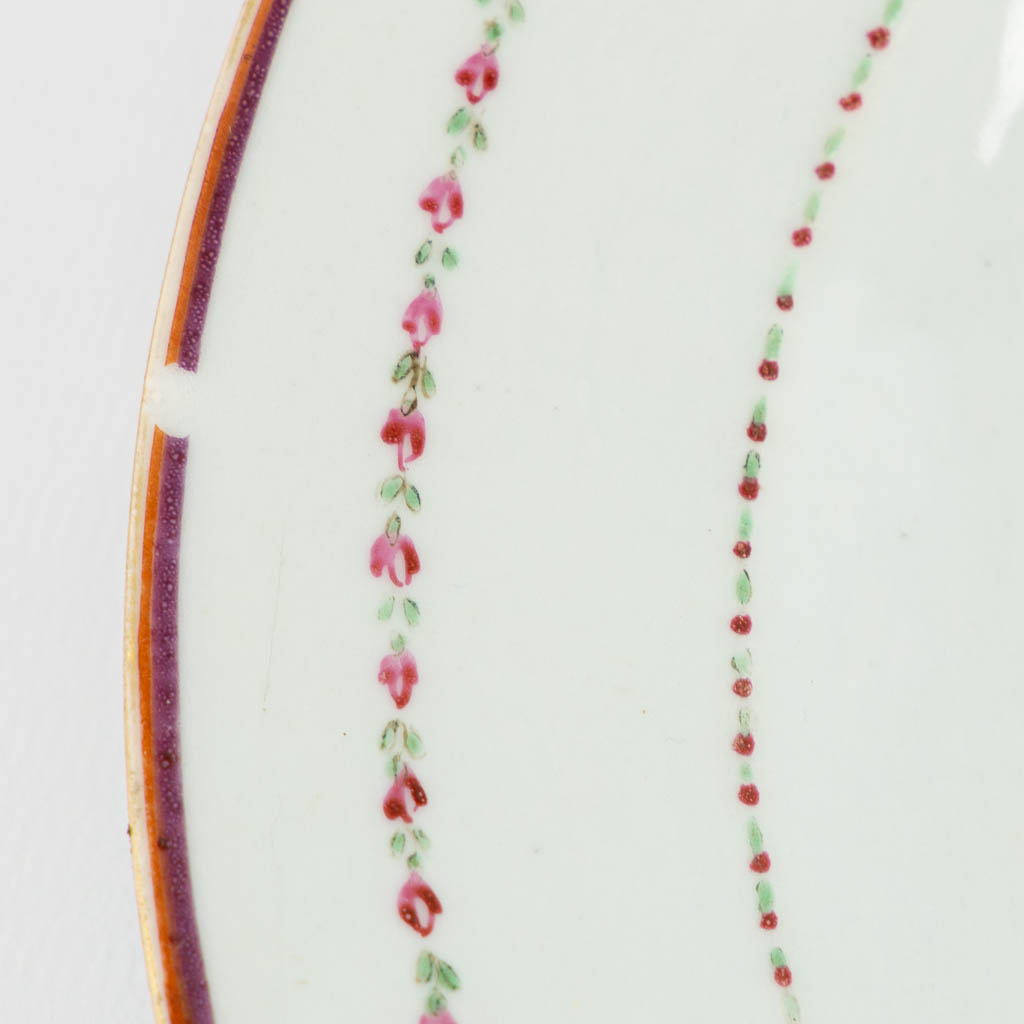 Tien Chinese Famille Rose borden en tassen, bloemendecor. (D:23,5 cm)