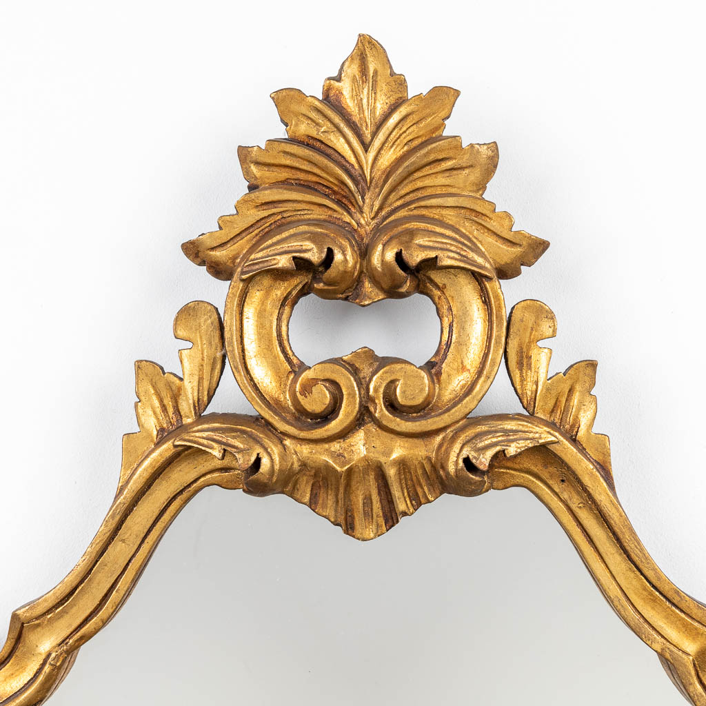 Een spiegel gemaakt uit gesculpteerd hout in Lodewijk XV stijl. (H:109cm)