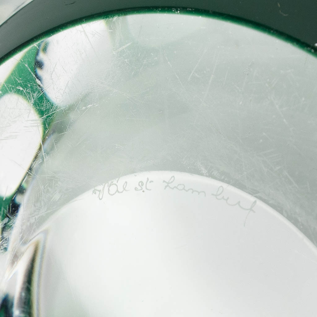 Val Saint Lambert, een grote schaal uit groen geslepen kristal. (H: 10 x D: 36 cm)