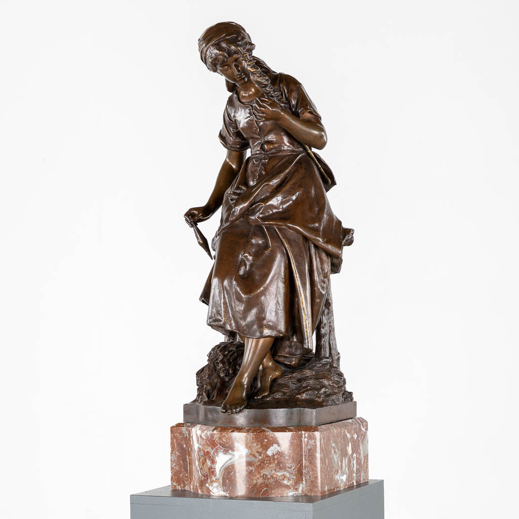 Mathurin MOREAU (1822-1912) 'Spinster' gepatineerd brons. (L:26 x W:29 x H:73 cm)
