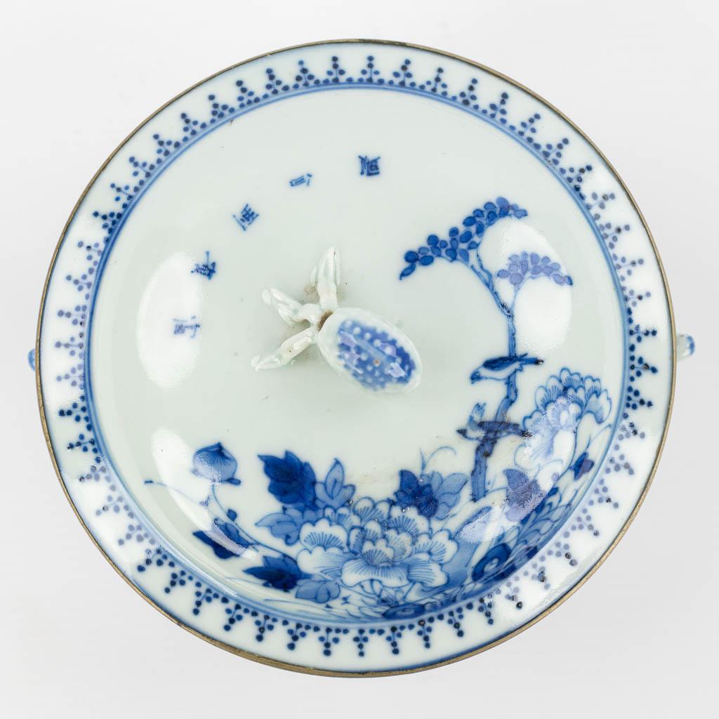 Een Chinees potje met deksel gemaakt uit porselein en versierd met bloemen en vogels (H:11cm)