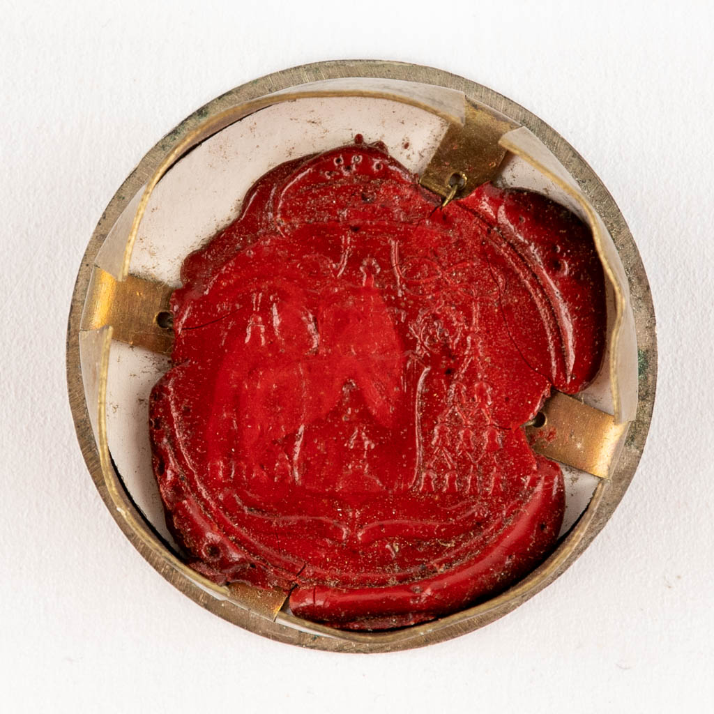 Drie theca met relikwieën: Camilli De Lel, B. Margaretae Mariae, S. Franc. Assis (H:1,3 x D:4,1 cm)