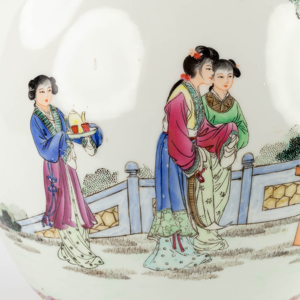 Een grote Chinese bolvaas, decor van dames in de tuin. 20ste eeuw. (H:57 x D:29 cm)