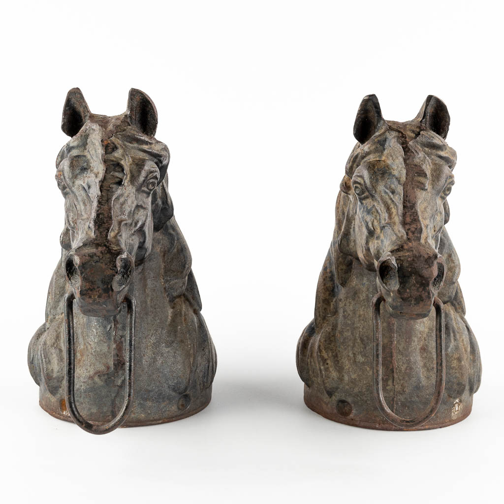 Twee decoratieve paardenkoppen, gietijzer, 20ste eeuw. (D:16 x W:25 x H:27 cm)