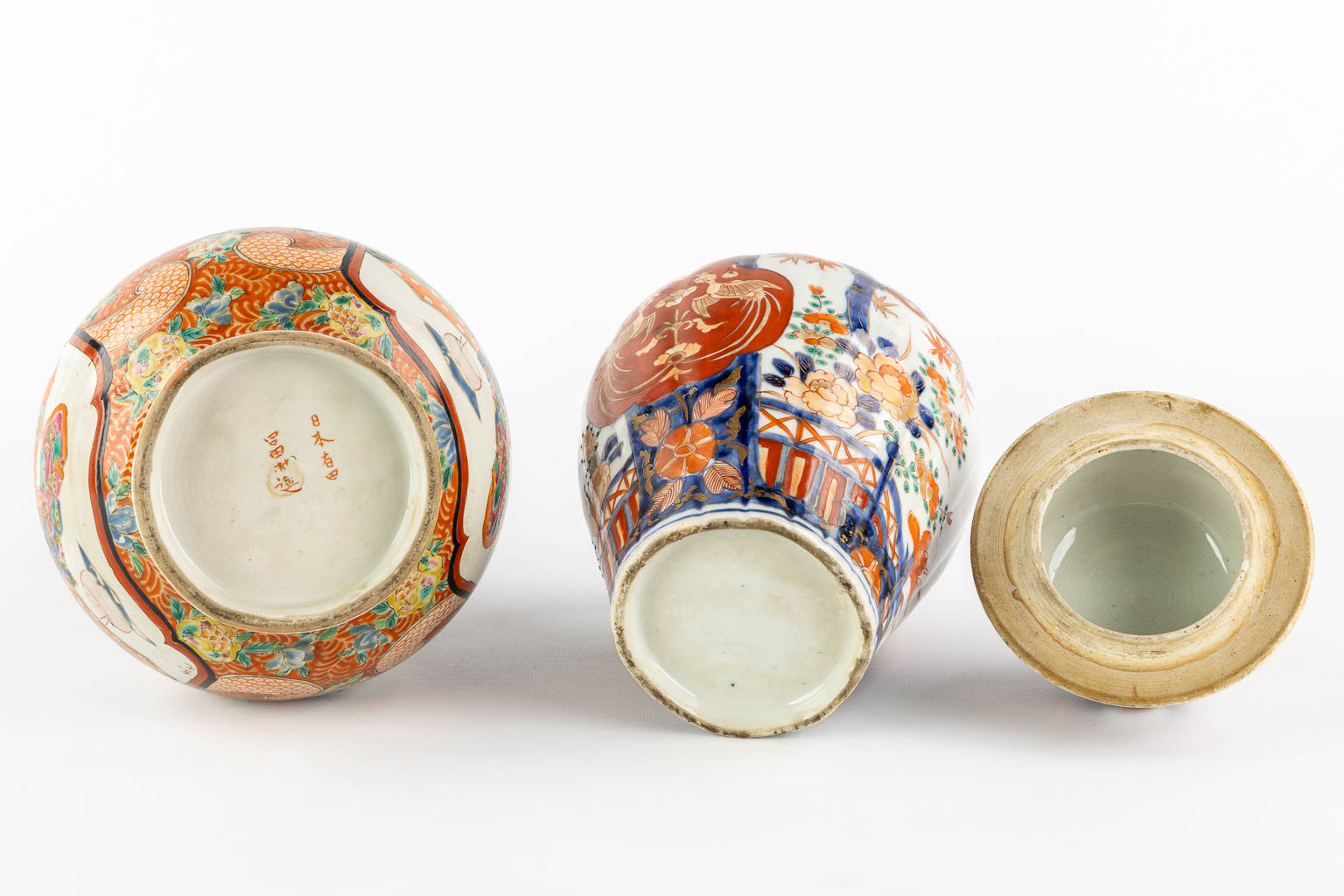 Vier schalen en twee vazen, Japan, Imari. 19de en 20ste eeuw. (H:34,5 x D:17 cm)