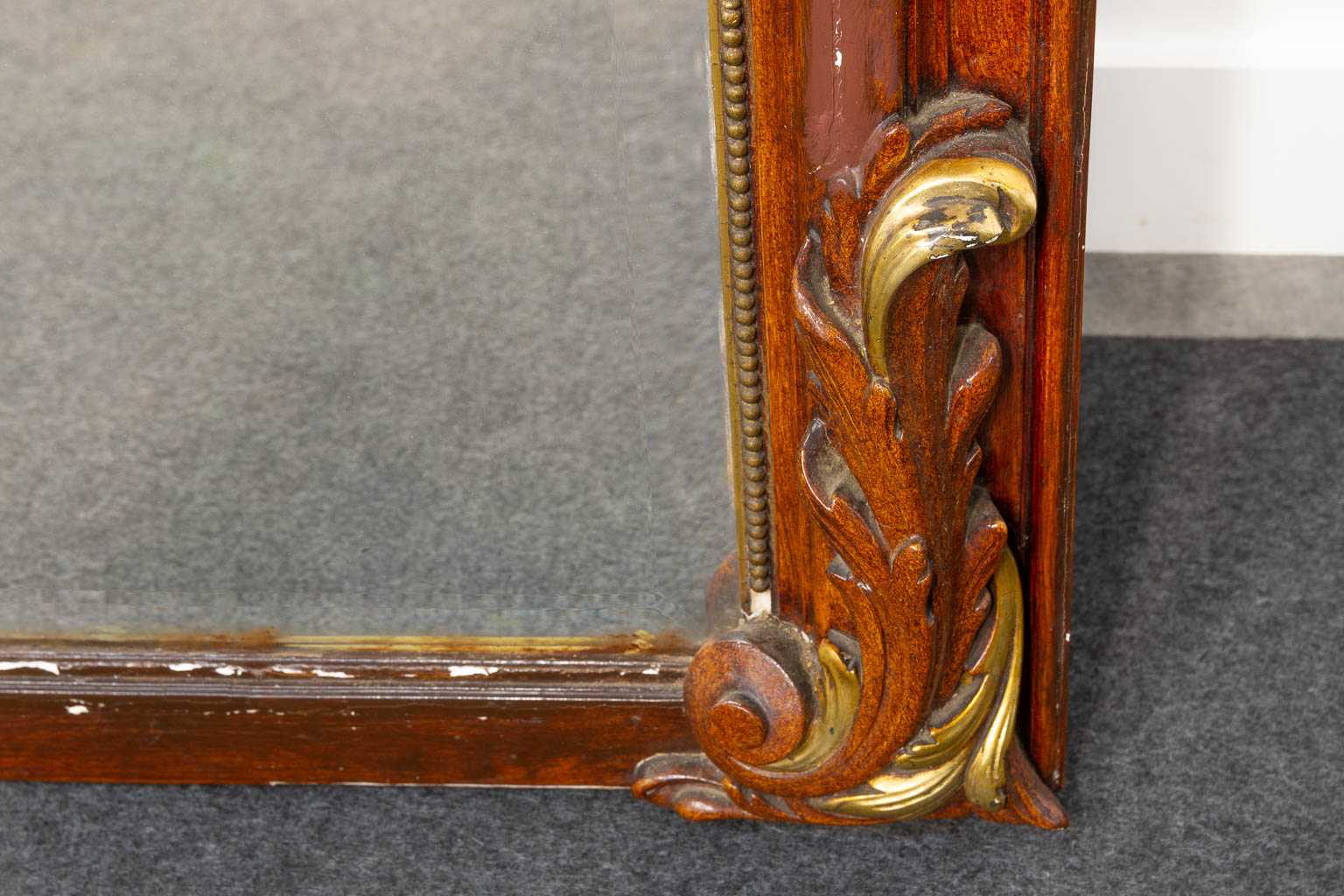 Een grote spiegel gemaakt uit gesculpteerd hout en stucco in Lodewijk XV stijl. (H:243cm)