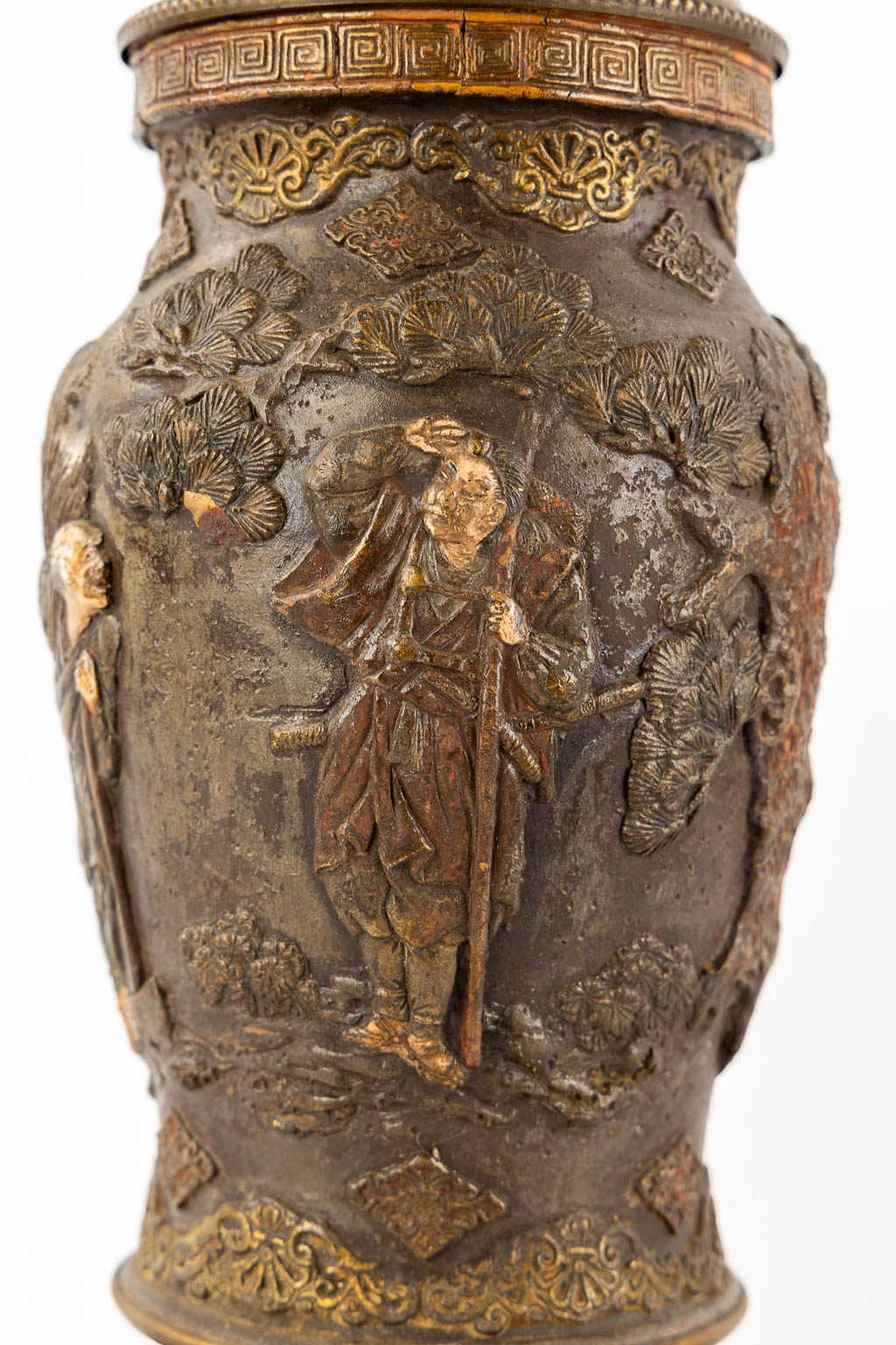 Een Oosters paar olielampen, terracotta gemonteerd met brons. Circa 1900. (H:66 x D:18 cm)