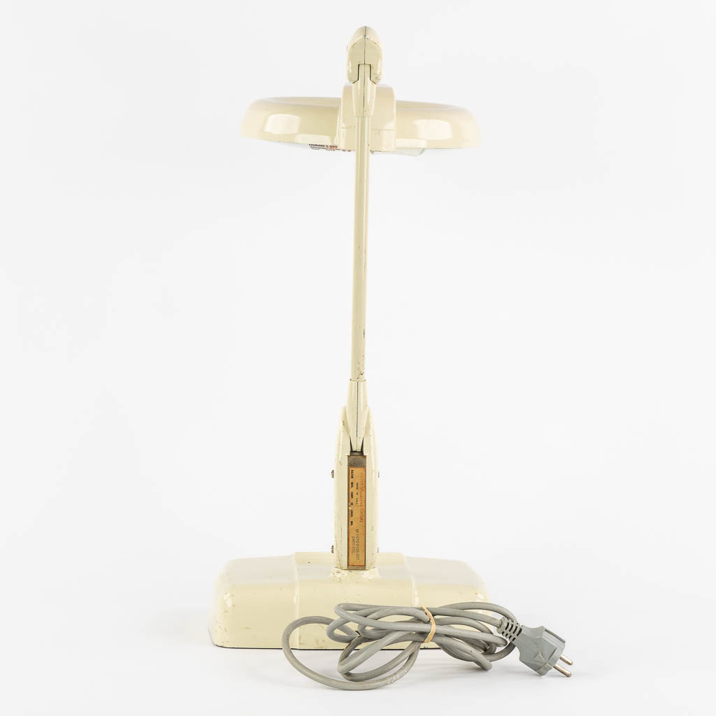 Dazor, M-1470, a mid-century reading/table lamp. (L:18 x W:26 x H:54 cm)