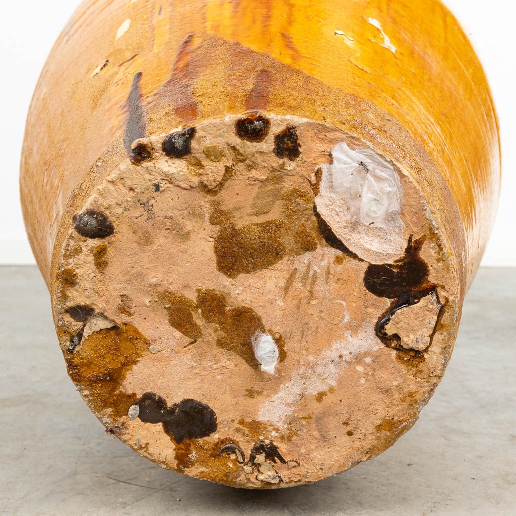 Een grote vaas gemaakt uit geglazuurd aardewerk, Noord Italië, Puglia. (H:84cm)