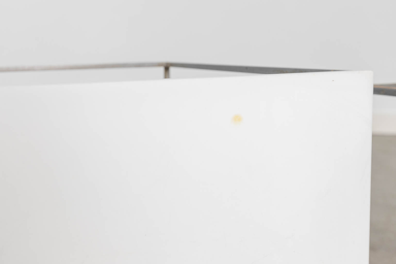 Een set van 3 bijzettafels met wit acryl blad op een gechromeerd onderstel. Circa 1960. (L: 28 x W: 28 x H: 29 cm)