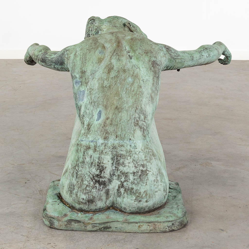 Onderstel voor een salontafel, gepatineerd brons, damesfiguur. 20ste eeuw. (D:82 x W:87 x H:55 cm)