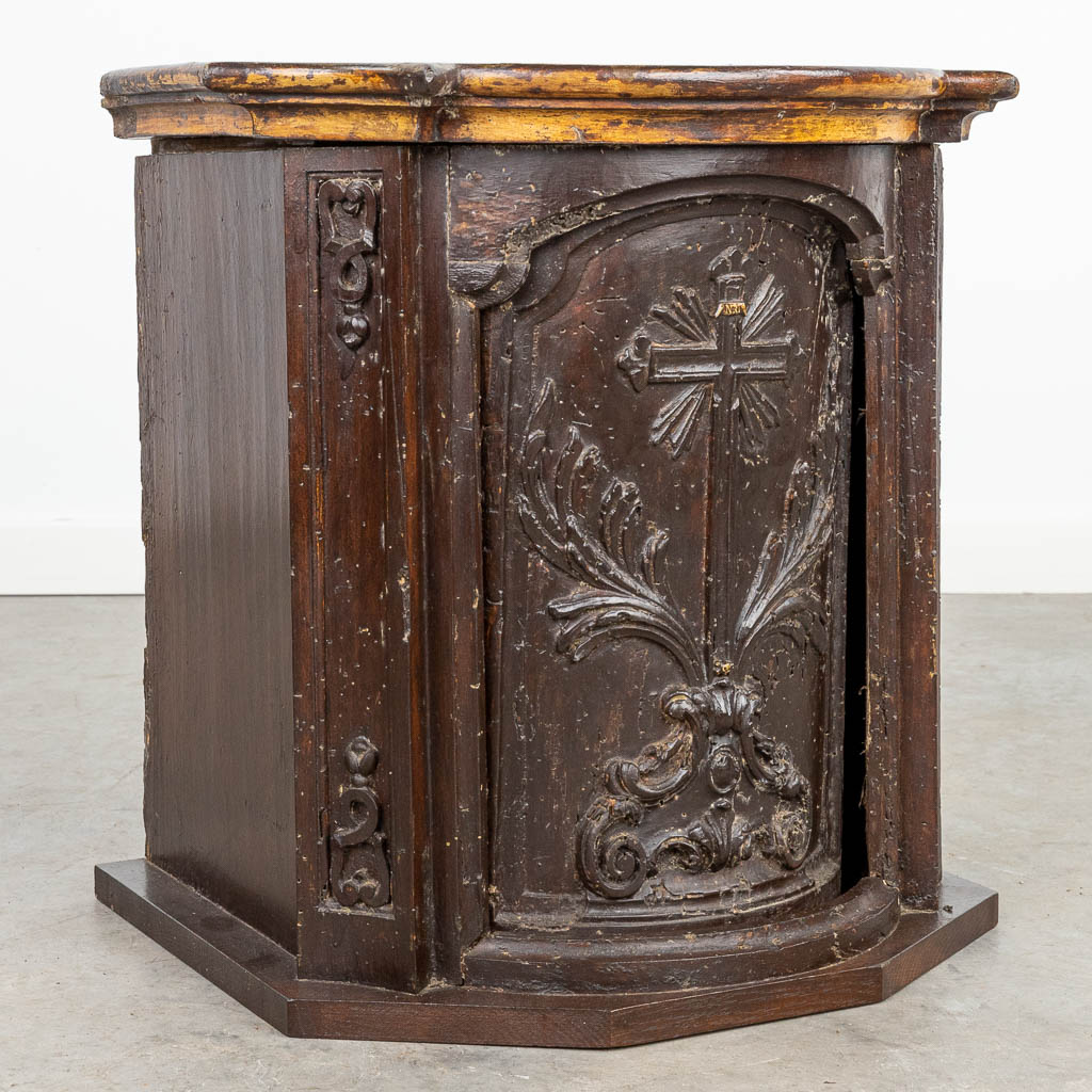 Een antiek tabernakel met afbeelding van een kruisbeeld. Midden 18de eeuw. (H:44cm)