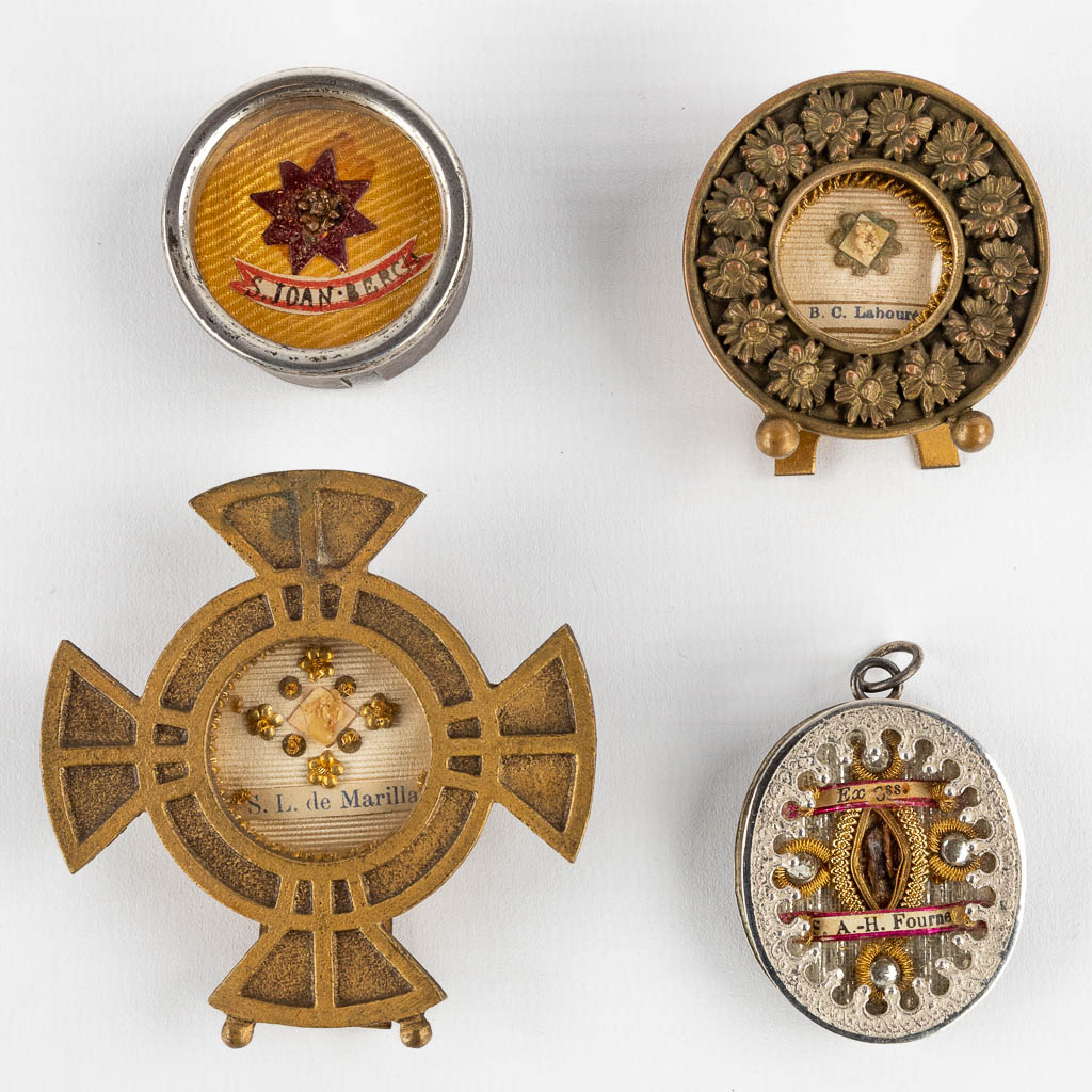A set of 4 sealed theca's with relics for Joannis Berchmans, B.C. Labouré, S. L. De Marillac, Fournet. (W:6,5 cm)