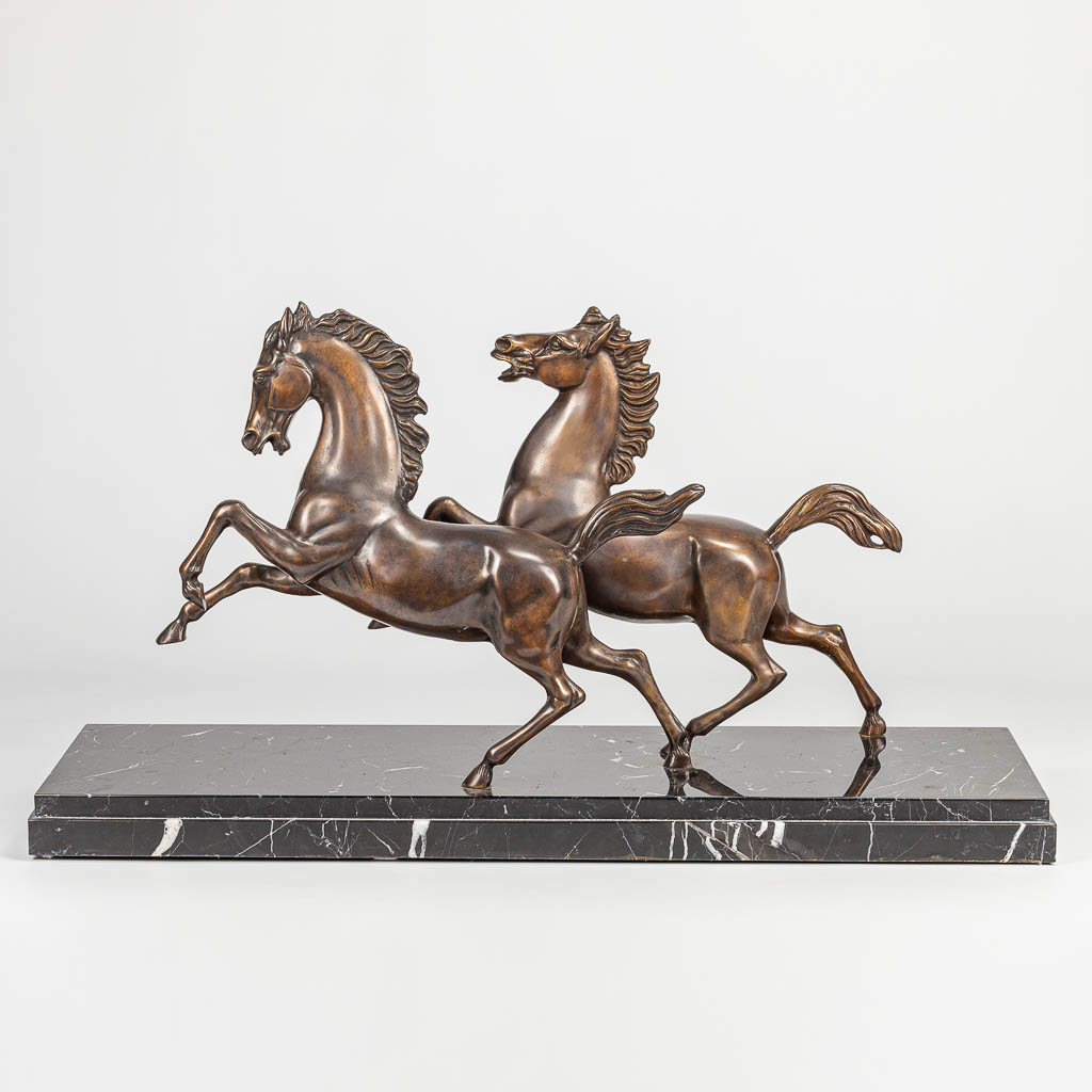 A pair of bronze horses mounted on a marble base. (H:43cm)