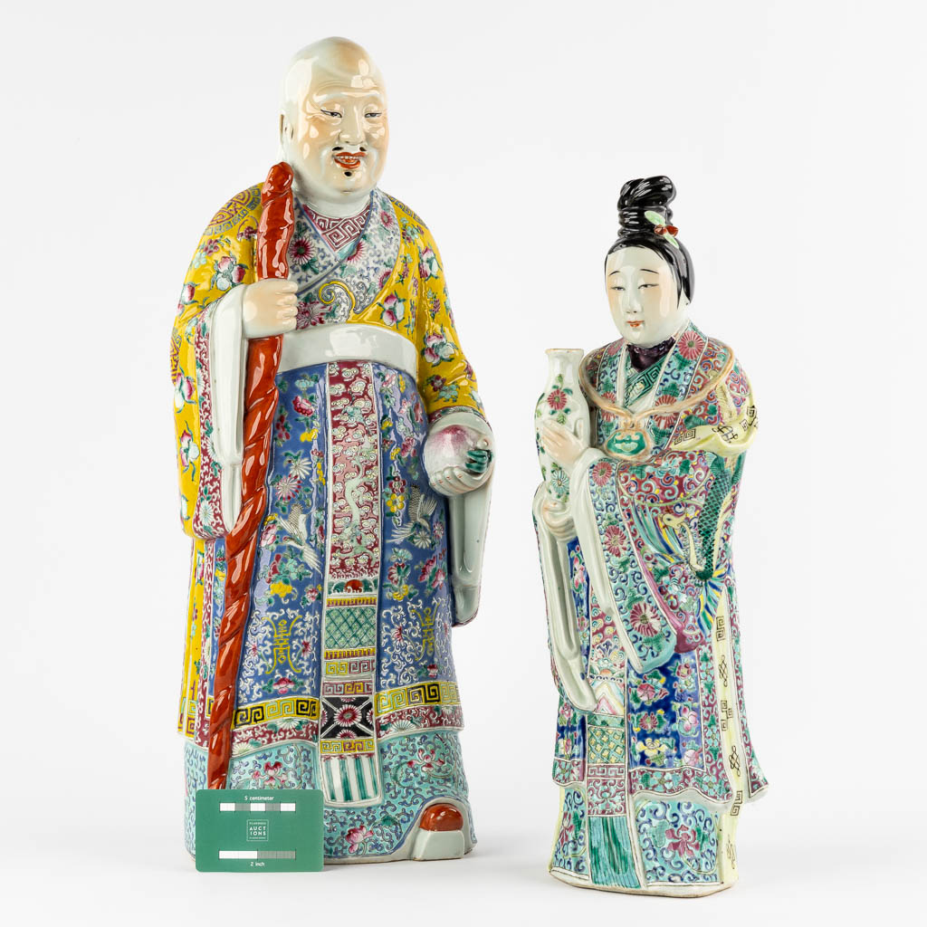 Twee Chinese figuren, Famille Rose, 'Wijze met een perzik' en een 'Hofdame'. 19de/20ste eeuw. (L:13 x W:22 x
