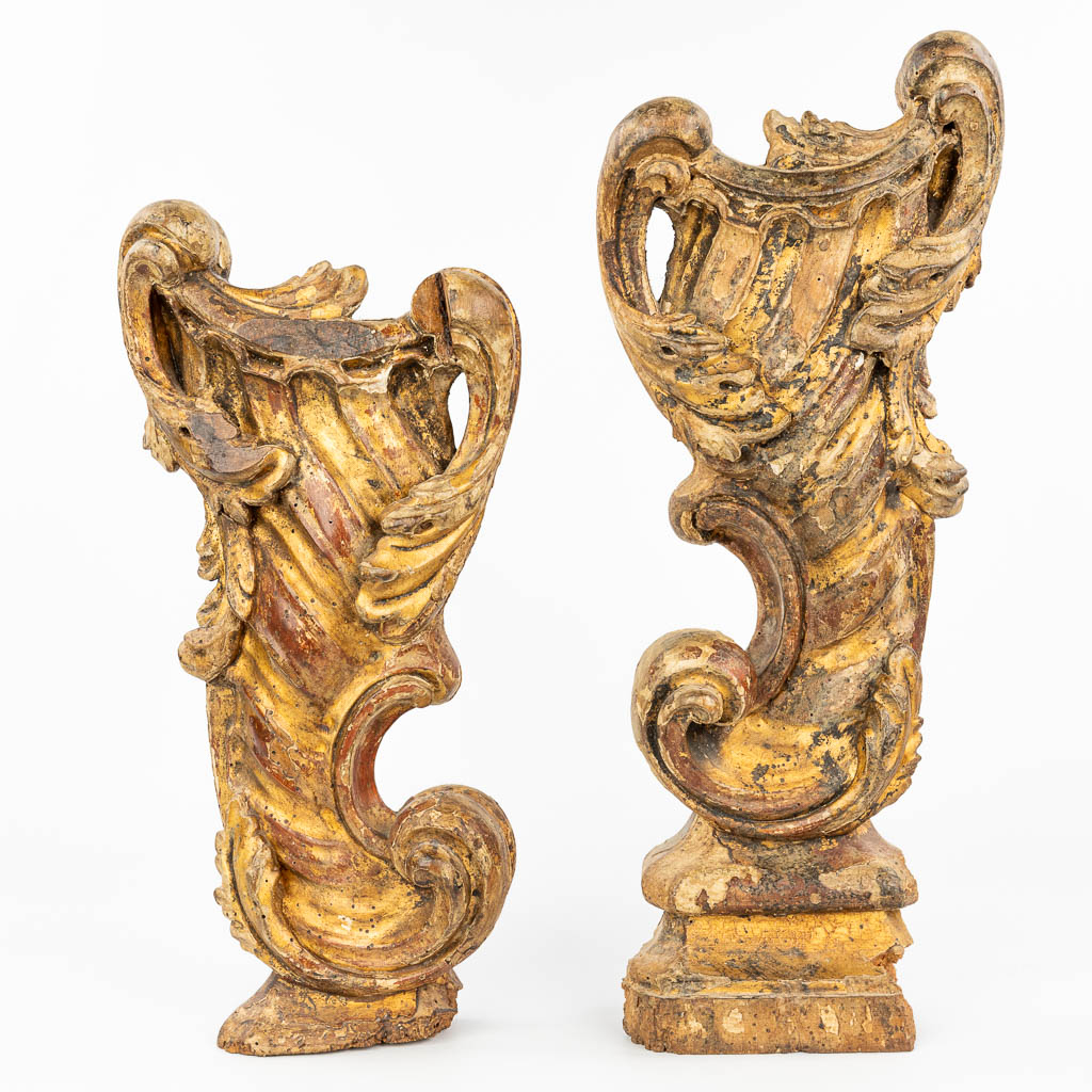 A pair of 'Volutes', probably coming from an altar, made of gilt sculptured wood. 17th/18th century. (H:51cm)