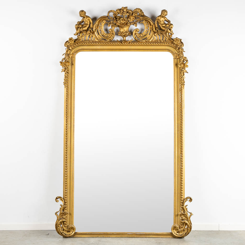  Een grote antieke spiegel, decor met putti in Lodewijk XV stijl. Circa 1900.