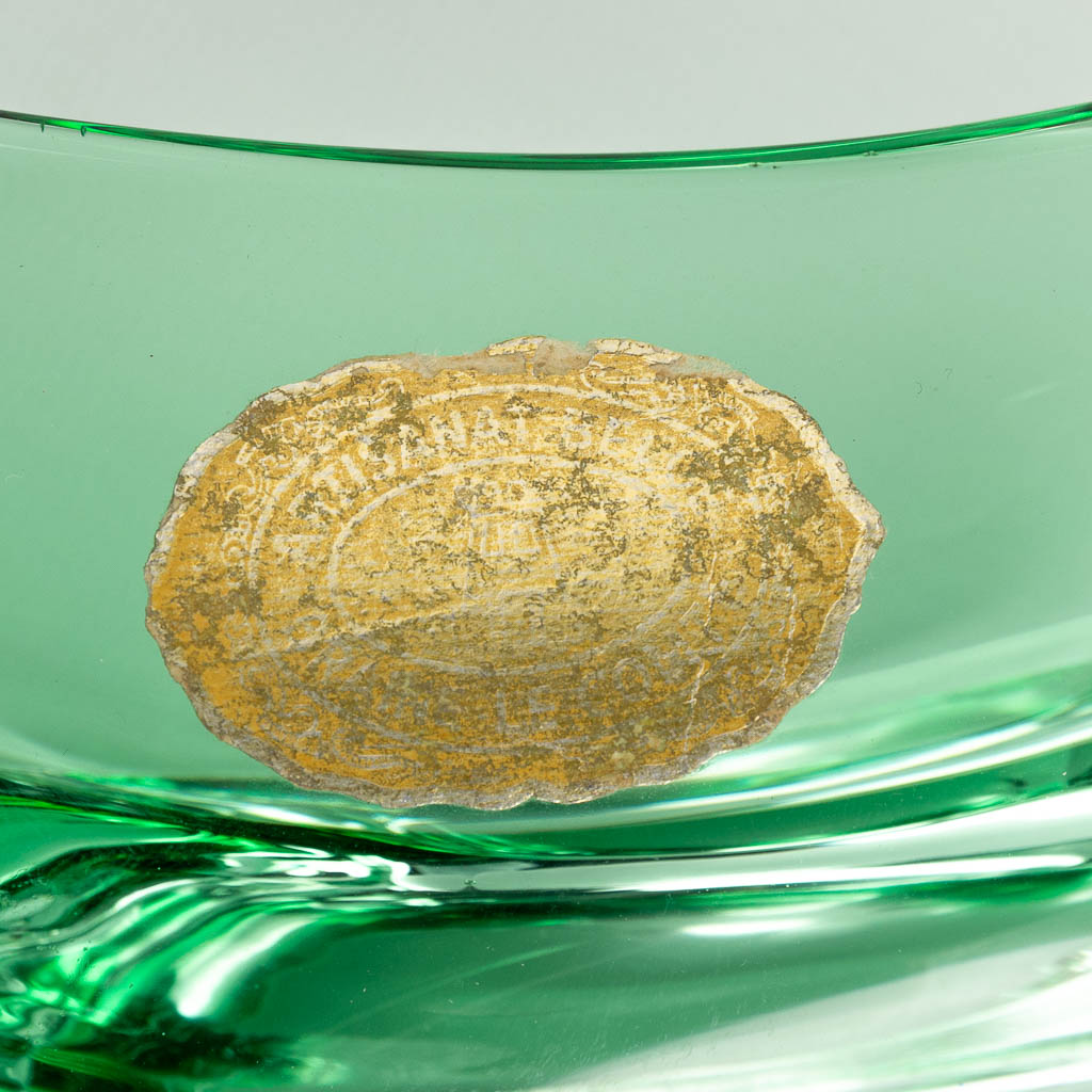 Artisanat Braine-Le-Comte, a large fruit bowl, green crystal, circa 1960. (D:27 x W:77 x H:23,5 cm)