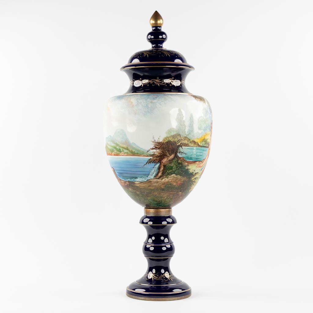 Capodimonte, een grote vaas met handgeschilderd decor 