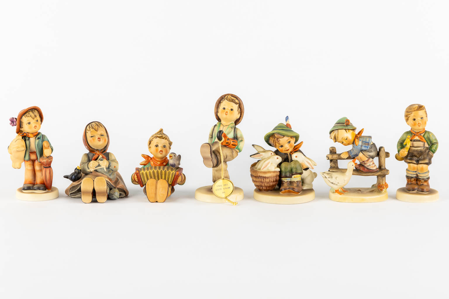 Hummel, 15 figurines, polychrome porcelain. (H:12,5 cm)
