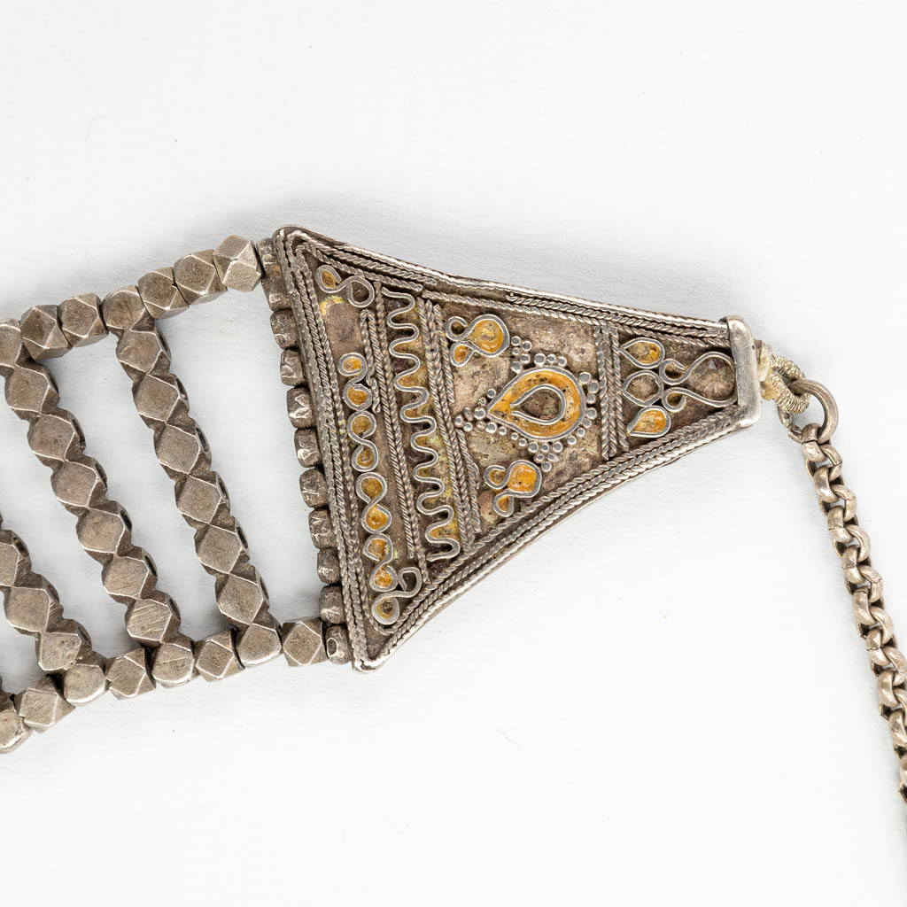 Een halsketting en een riem gemaakt uit zilver, Oosterse stijl . 
