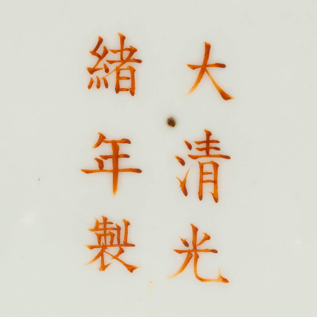 Een paar Chinese hoedensteunen, Guangxu merk. (H:28 x D:12 cm)