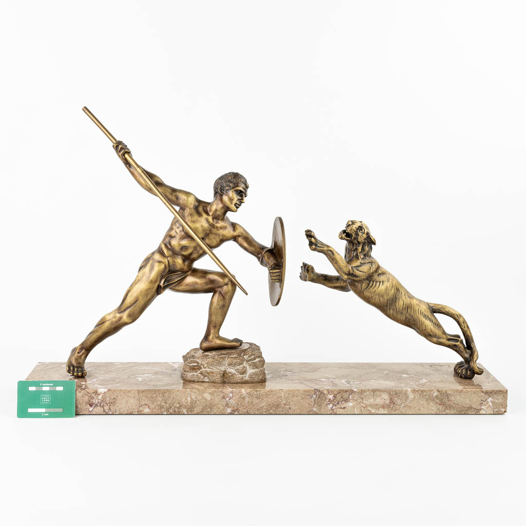 R. TUBACK (XIX-XX) 'Jager met leeuw' een art deco beeld gemaakt uit brons, en gemonteerd op een marmer sokkel (H:46cm)