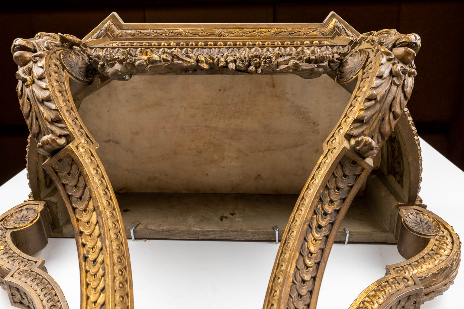 Een consoletafel met ramskoppen, verguld gesculpteerd hout afgewerkt met een Carrara marmer blad. 19de eeuw. (D:41 x W:79 x H:91