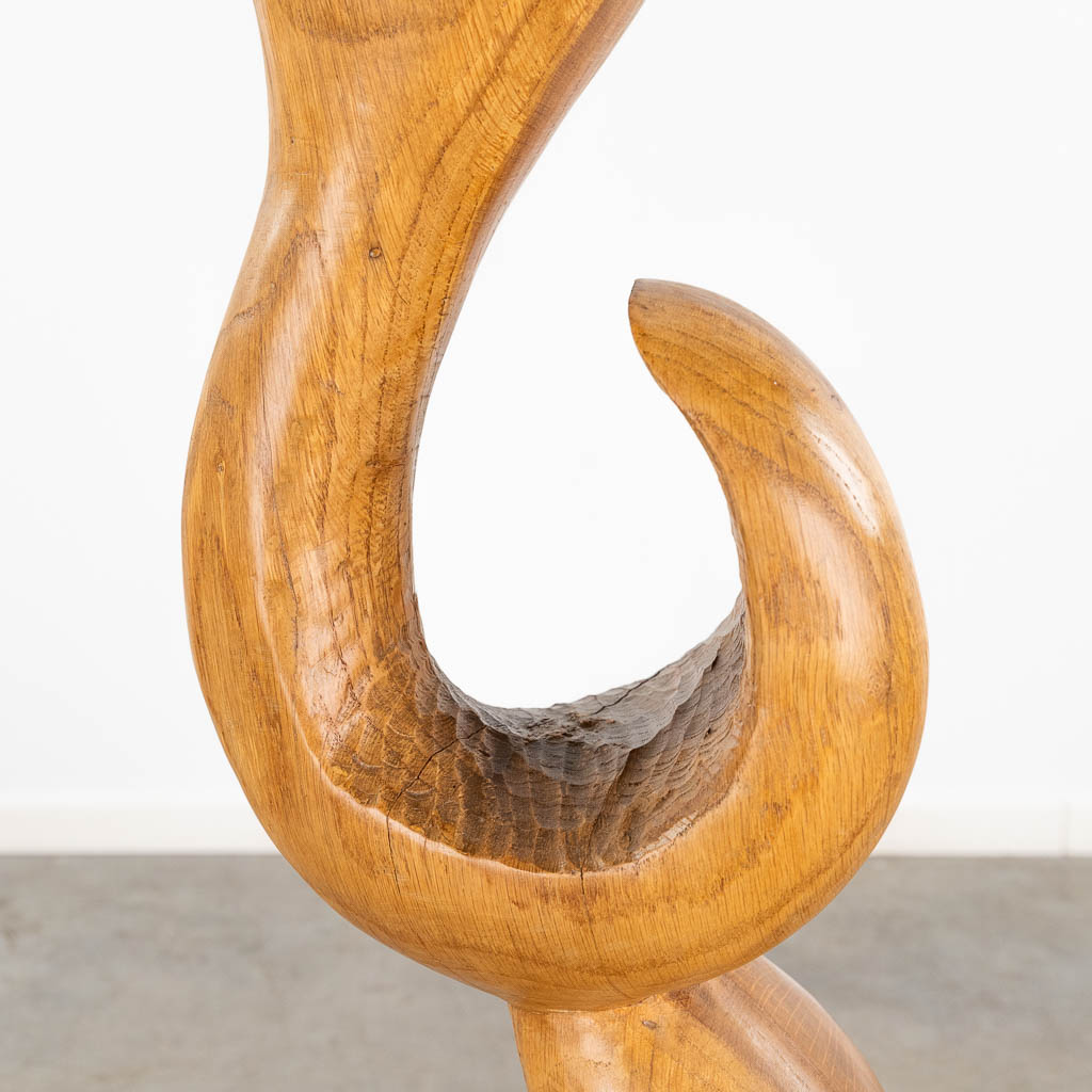 Een abstracte houtsculptuur, gemerkt J.D. 1972. (L:15 x W:22 x H:99 cm)