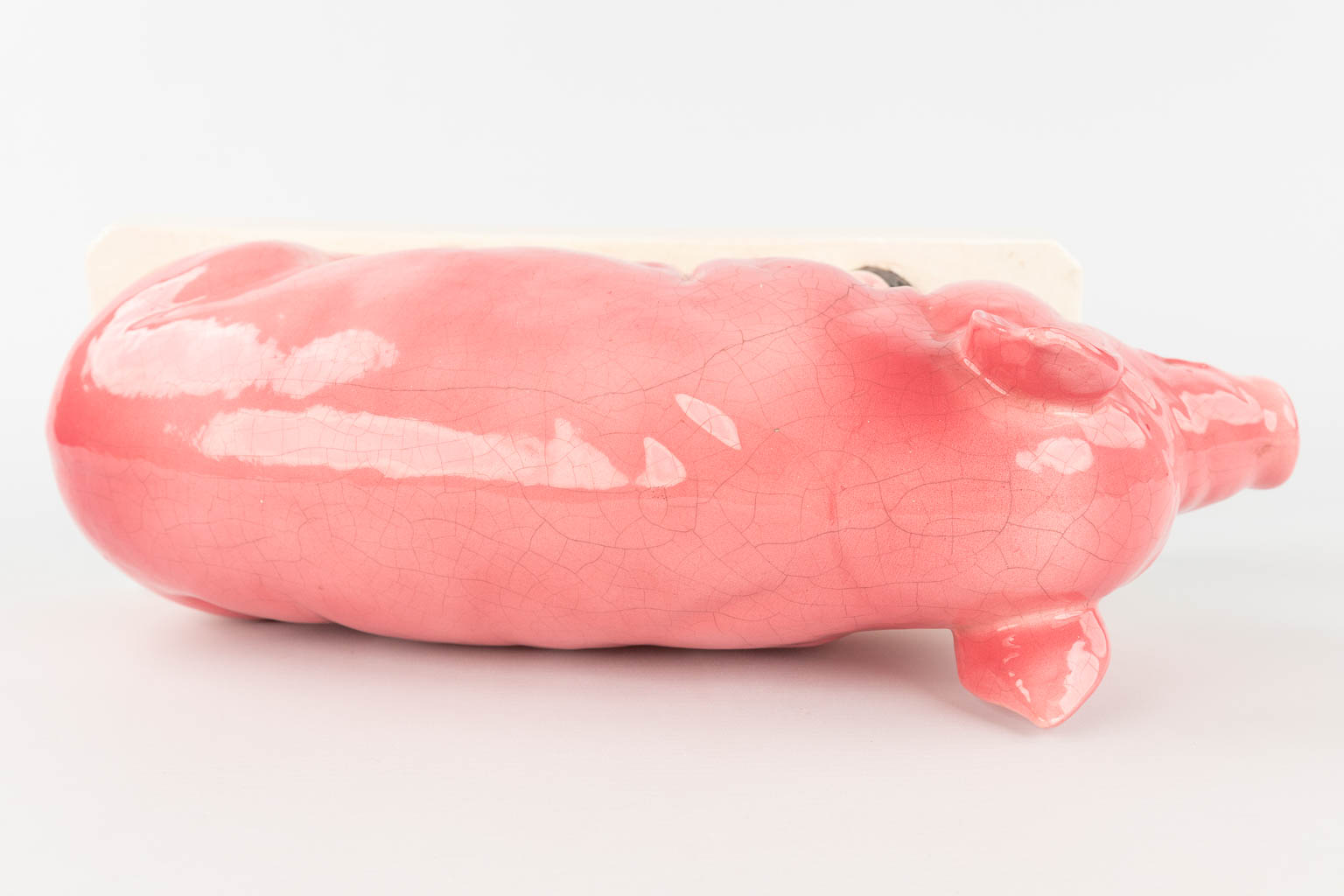 Een varken gemaakt uit geglazuurde faience. Circa 1900. (L: 13 x W: 40 x H: 22 cm)