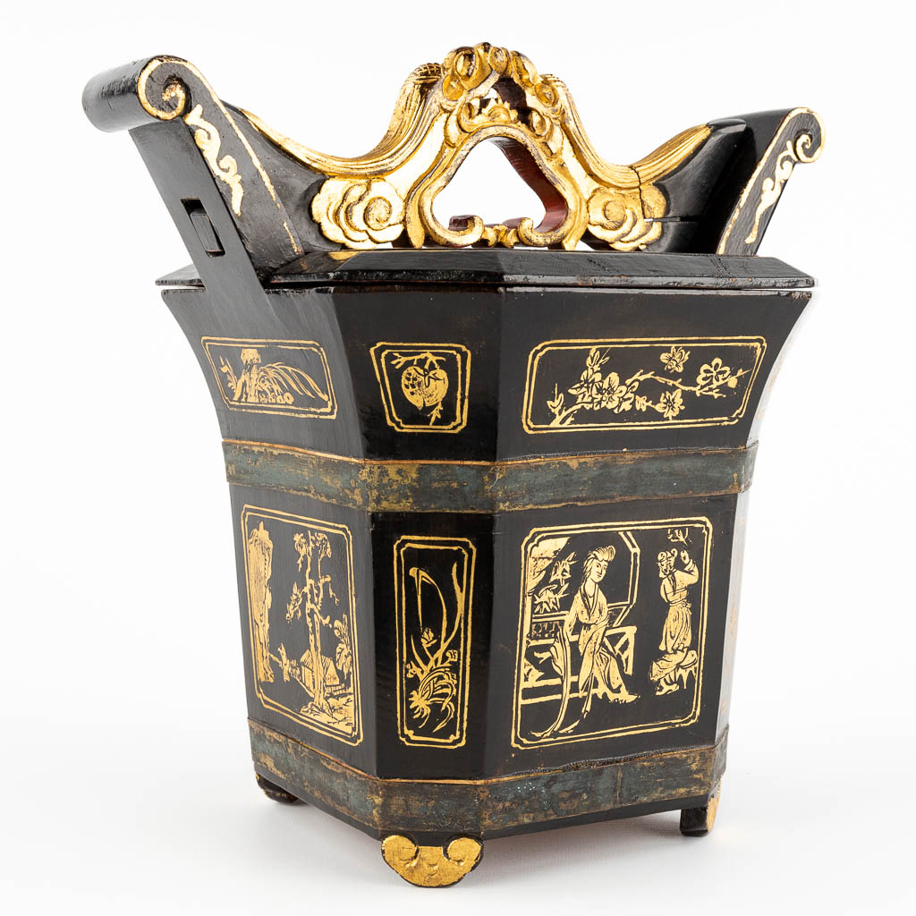 A Chinese carrying case for a teapot, gilt wood with lacquer and dragon figurines. 20th C. (D:24 x W:32 x H:29 cm)