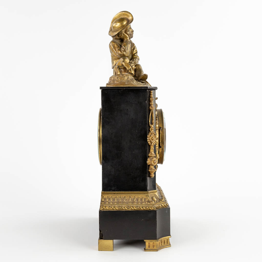Een schouwklok, zwarte marmer met brons. 19de eeuw (D:12 x W:22 x H:41 cm)