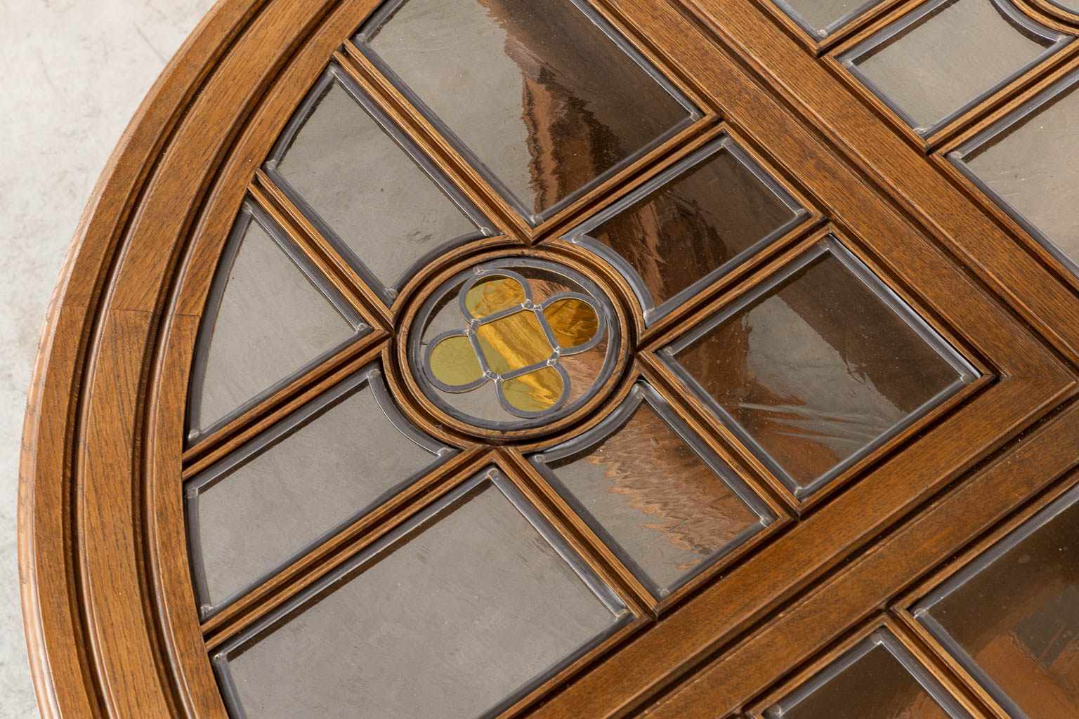 Een uitzonderlijke ronde tafel in Neogotische stijl, afgewerkt met glas in lood. Circa 1900. (H:78 x D:180 cm)