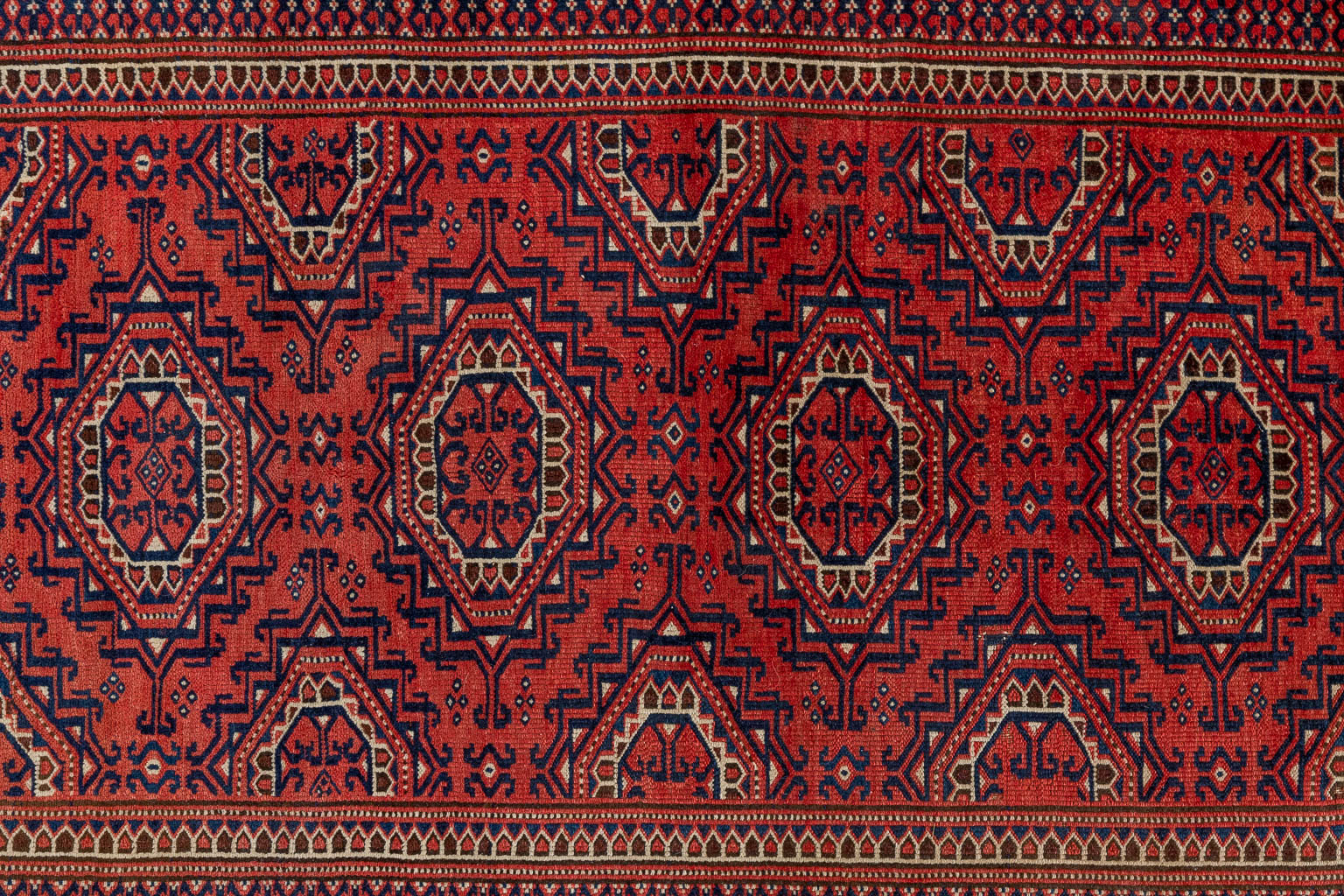 Een Oosters handgeknoopt tapijt. (D:226 x W:119 cm)