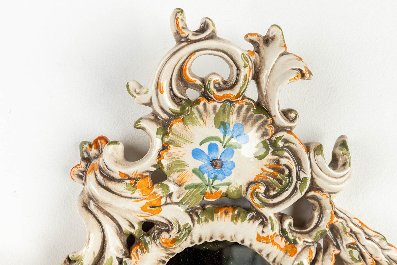 Een vintage spiegel gemaakt uit geglazuurde faience gemerkt Bassano. (H:47cm)