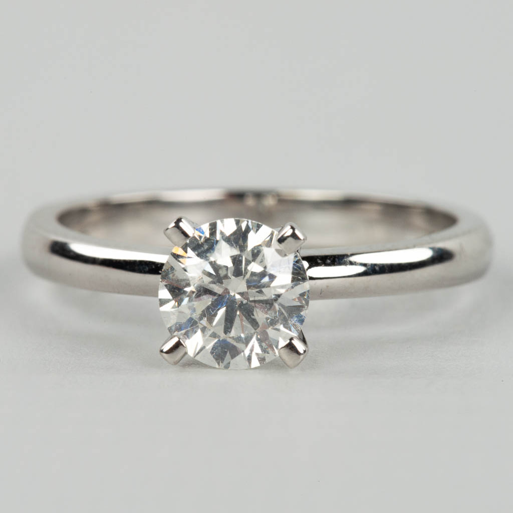 Een verlovingsring met solitaire steen in een wit gouden ring. 1.01 karaat. 