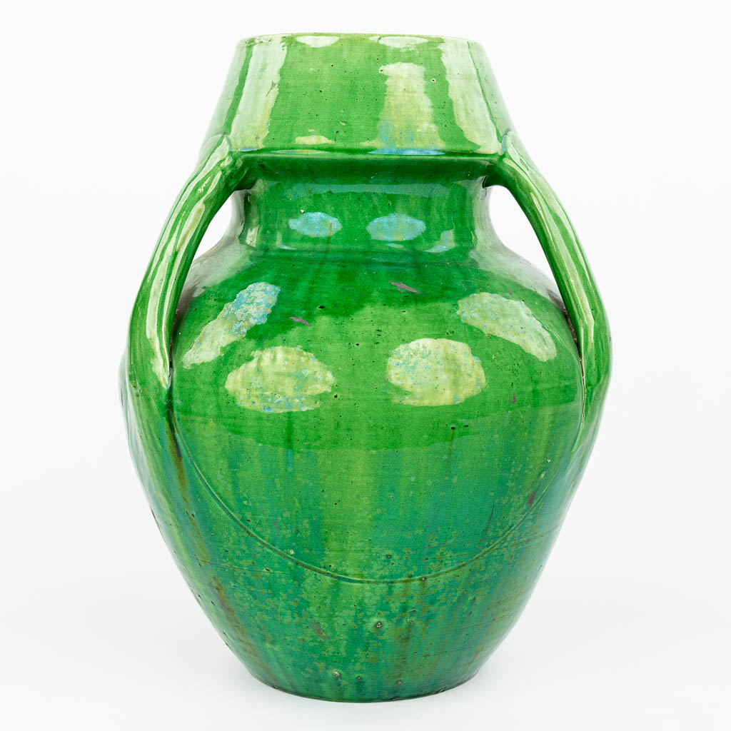 Een grote vaas gemaakt uit Vlaams Aardewerk met groene glazuur. (H:39cm)
