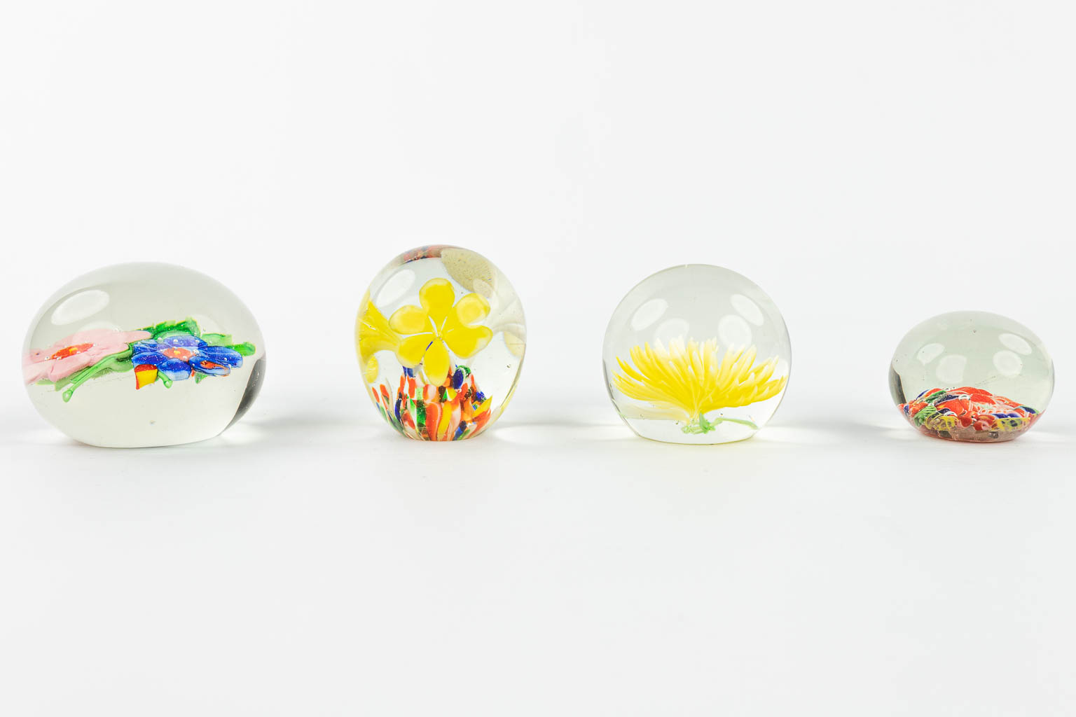 A collection of 8 paperweights made of glass in Murano, Italy. (H:8cm)