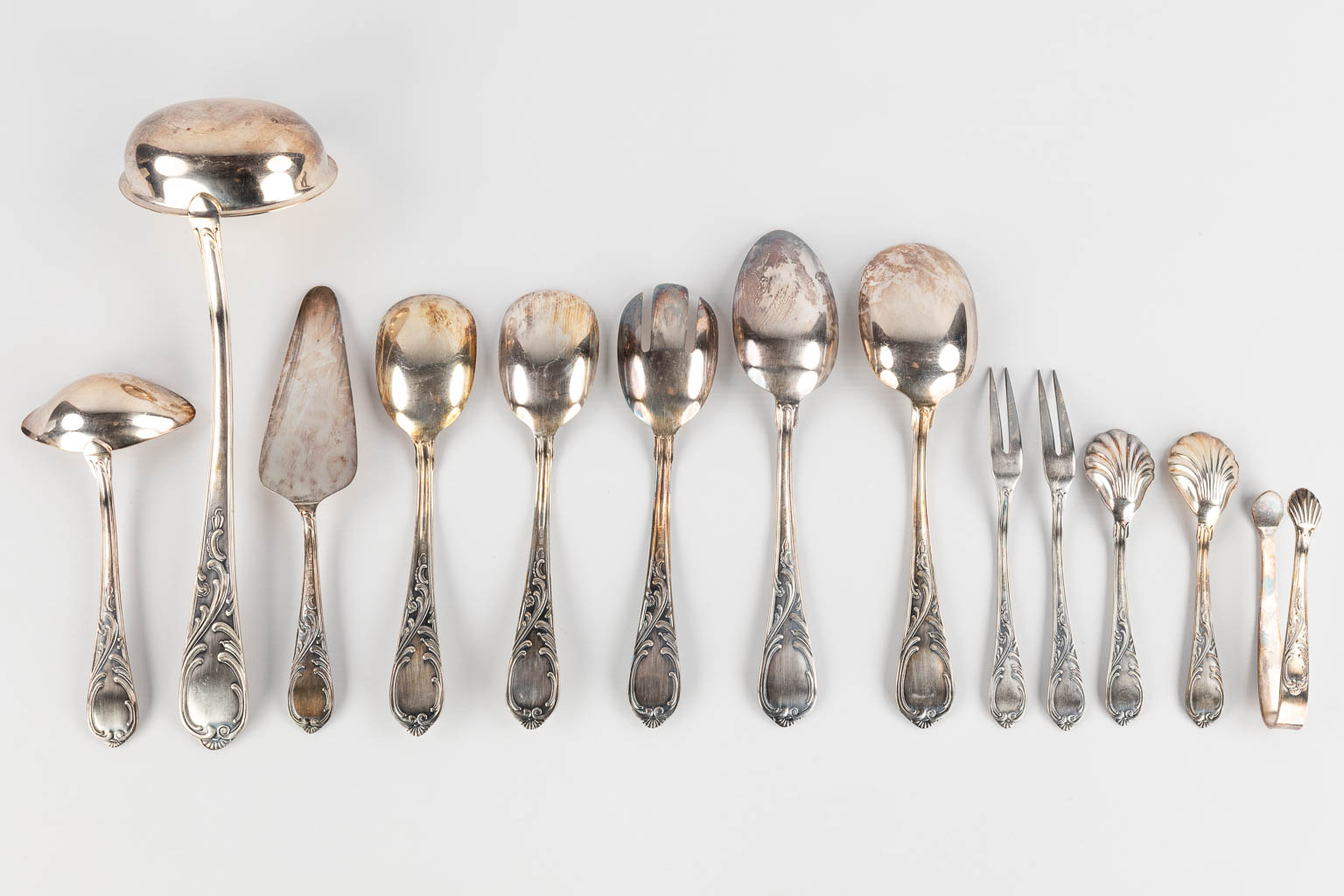 A 134-piece silver-plated cutlery in a storage box. Louis XV style. (D:31 x W:46 x H:24,5 cm)